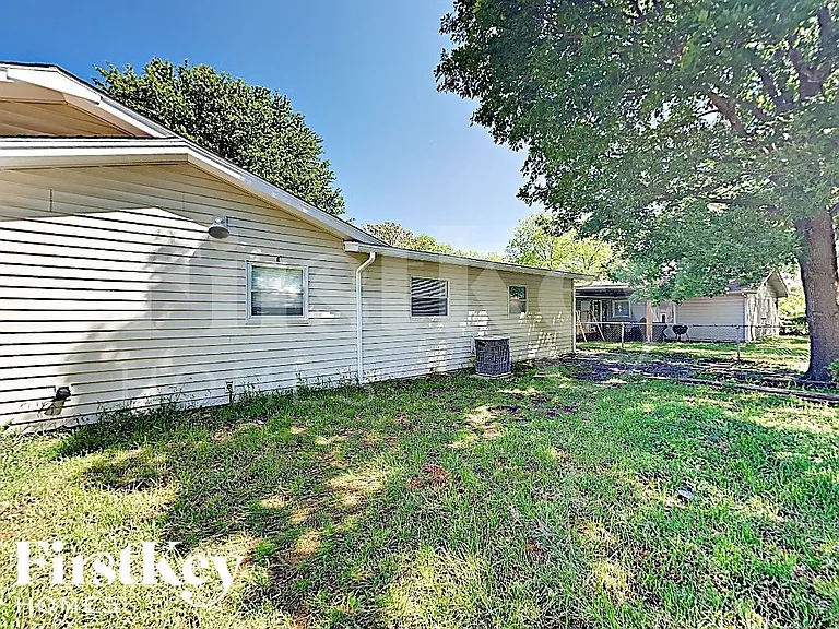 205 SW Moody St — Photo 15