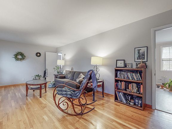4th image of 4821 Merrill Ln