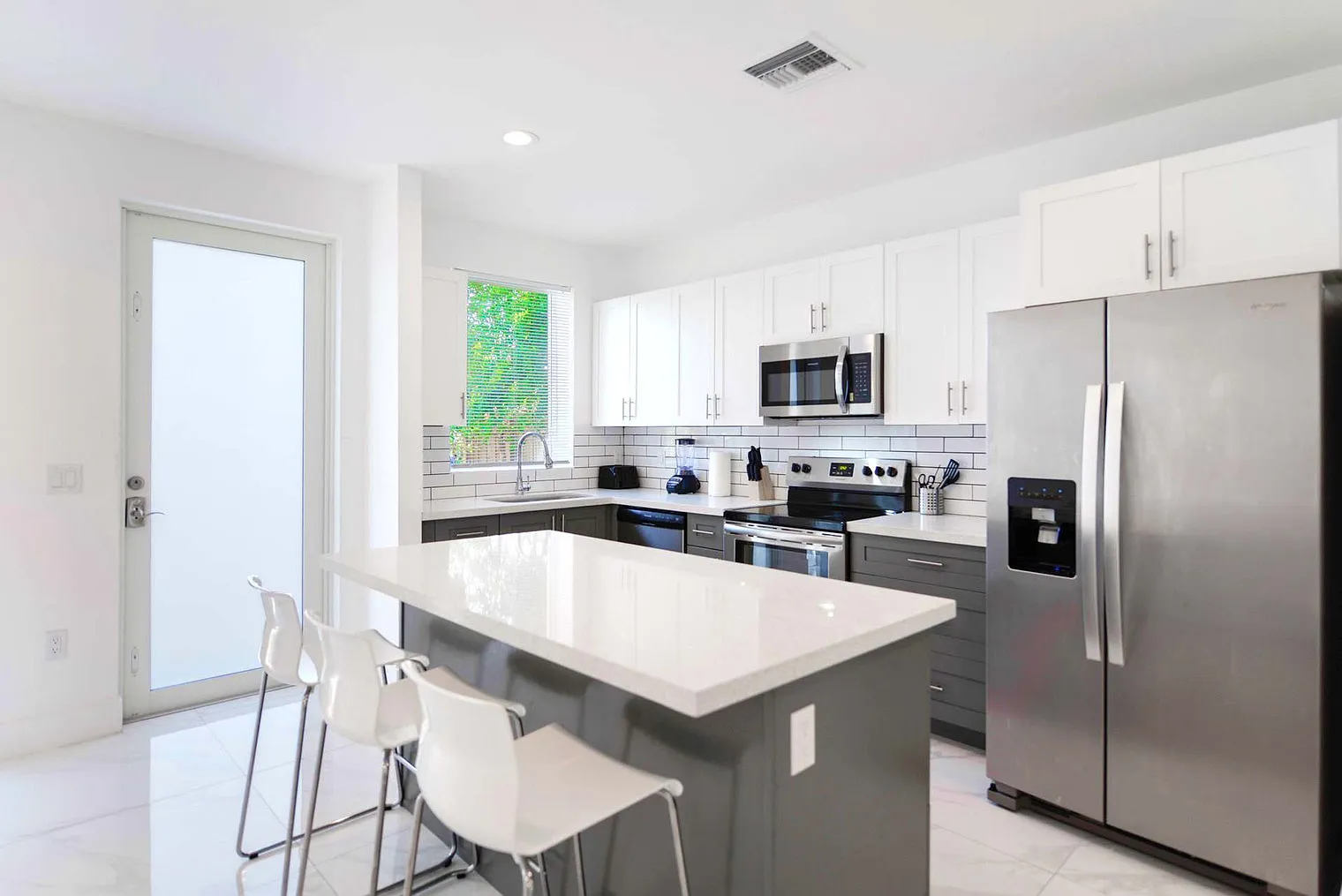 3 bed, 2.0 bath, 1614 sqft, $9,312 — Photo 3