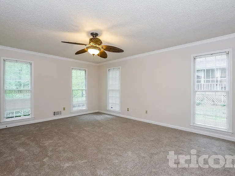 321 Stratford Dr — Photo 7