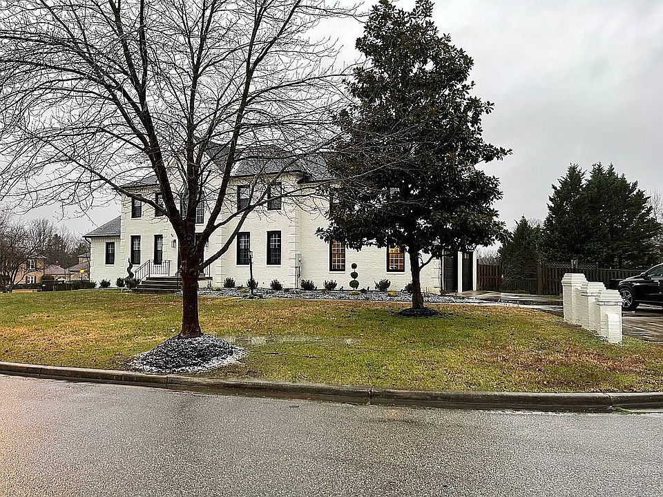2nd image of 900 Maher Ct