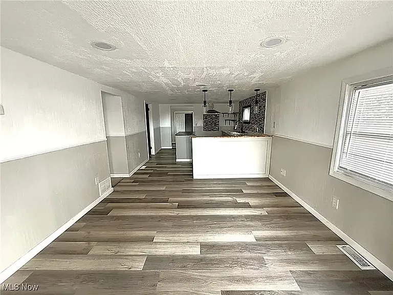 906 Daniels Ave — Photo 4