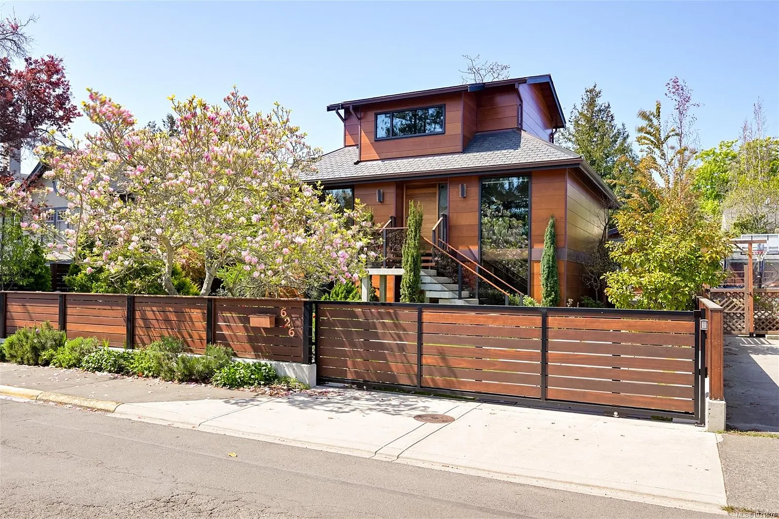 626 Monterey Ave photo 1