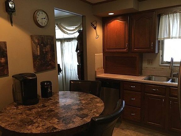 eat in kitchen w sprayer 
