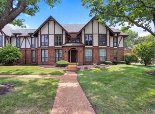 917 Claytonbrook Dr APT 1, Ballwin, MO 63011