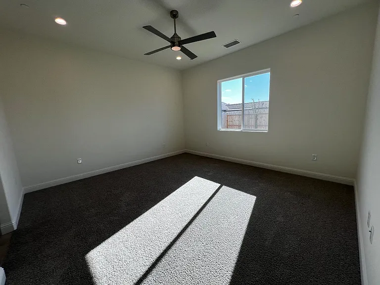 2112 Daffodil St — Photo 8