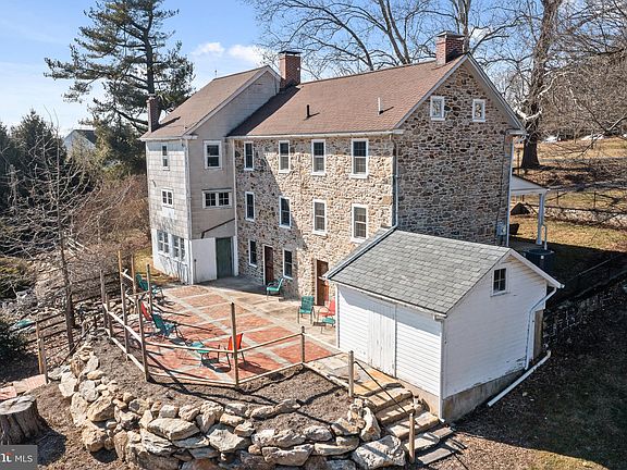 3rd image of 10 Smith Farm Ln