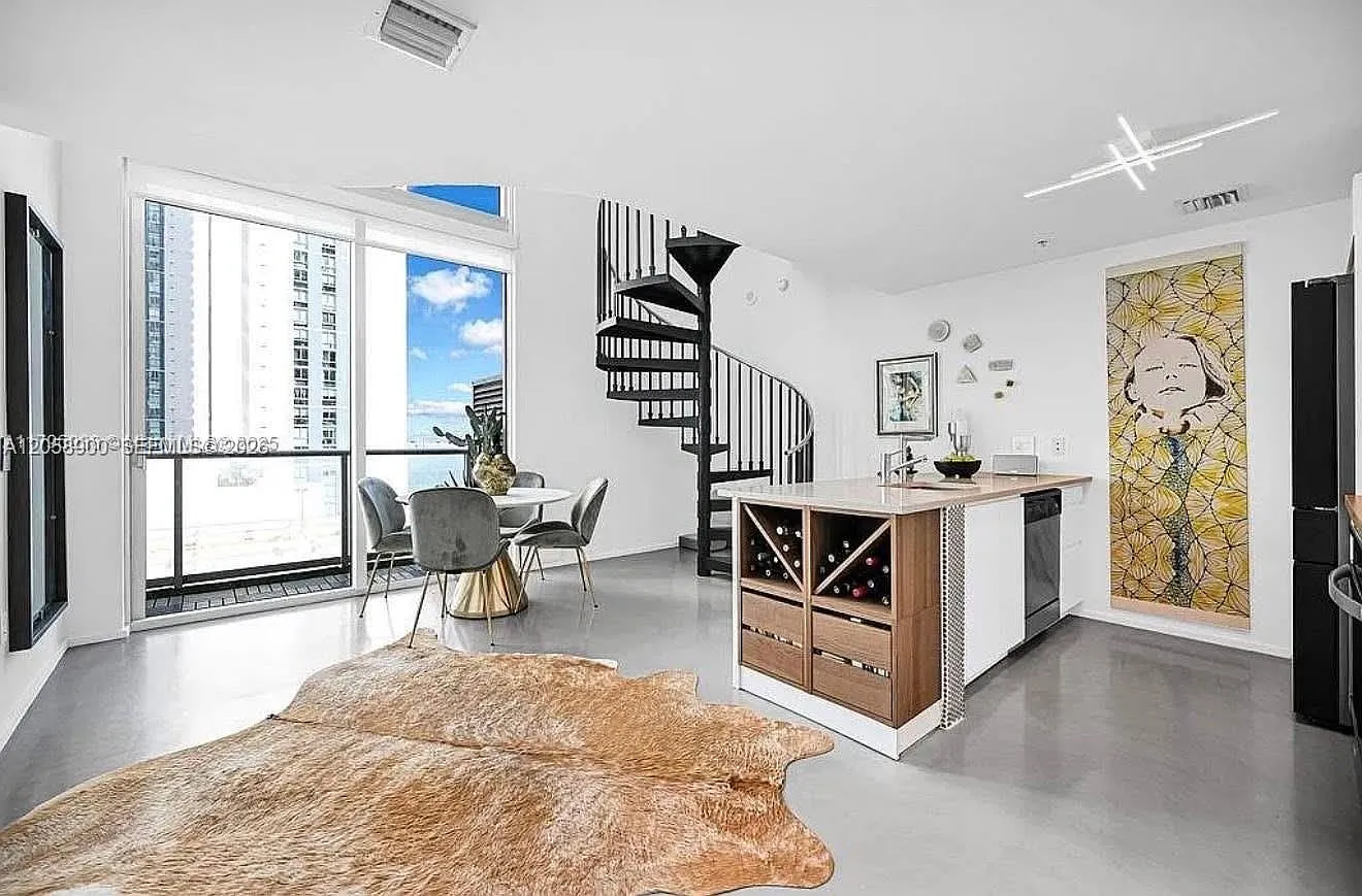 Met 1 Condo — Photo 1