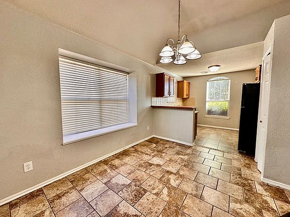 3rd image of 433 Hidden Creek Way