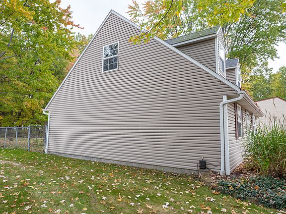 3rd image of 530 Carol Ln