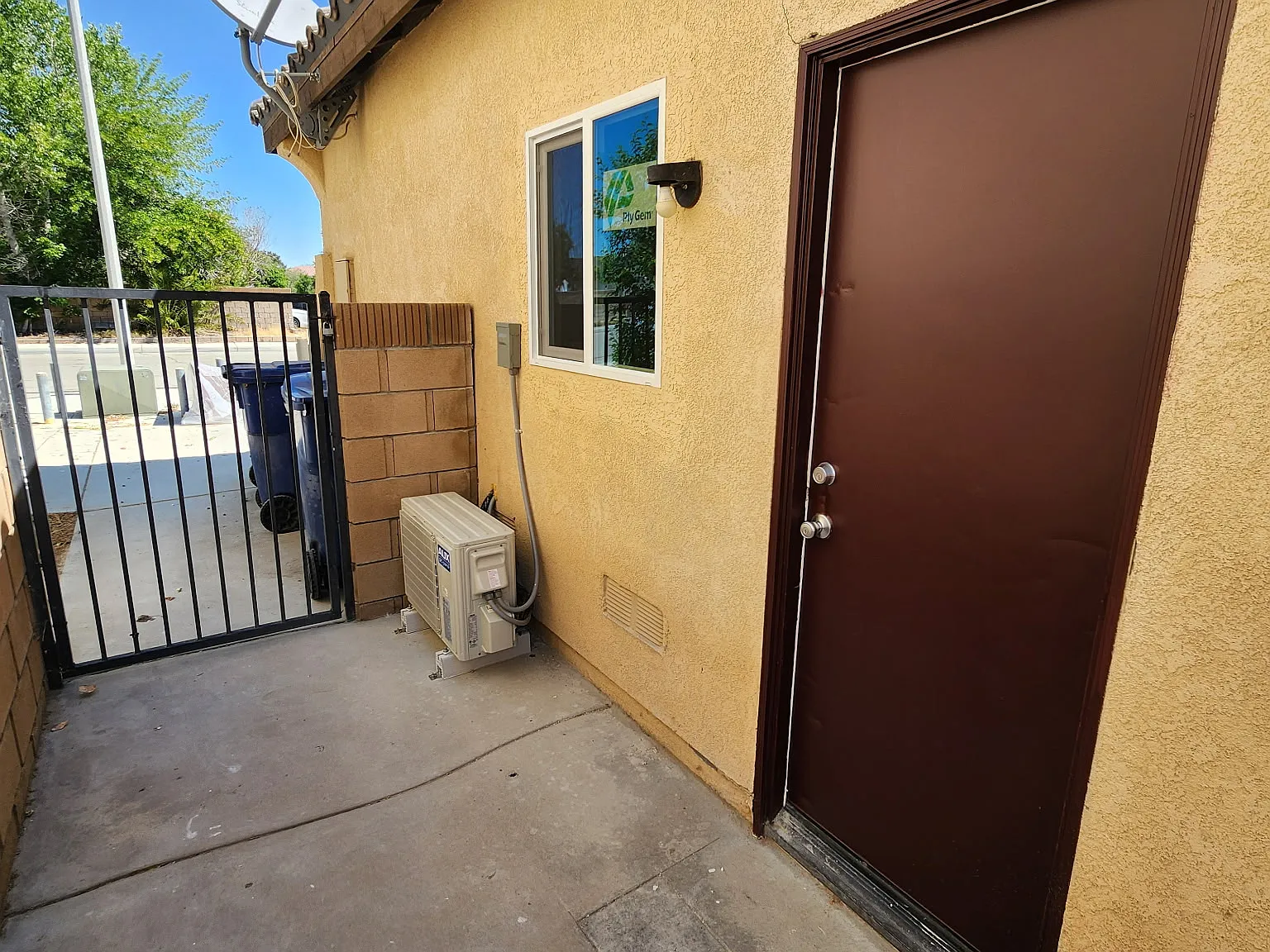 3 bed, 2287 sqft, $1,300 — Photo 1