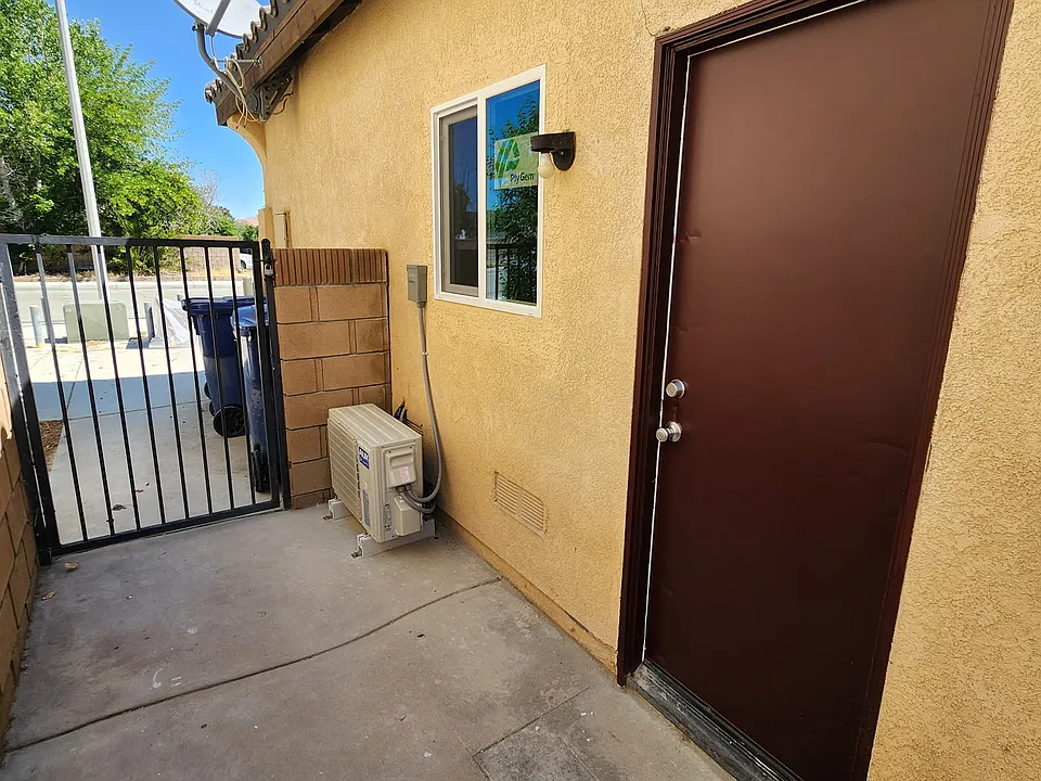 1610 E Avenue J2