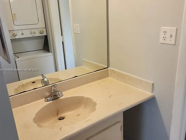6061 Shakerwood Cir #208 — Photo 11