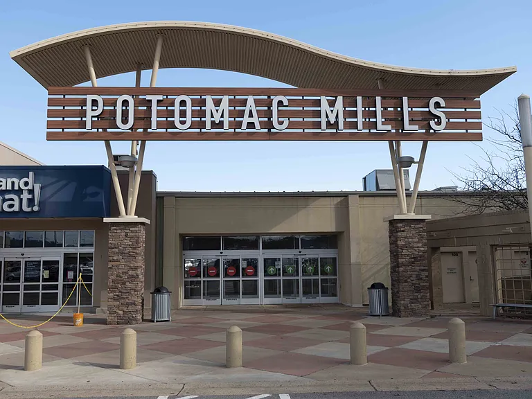 Convenient location to Potomac Mills Shopping Mall