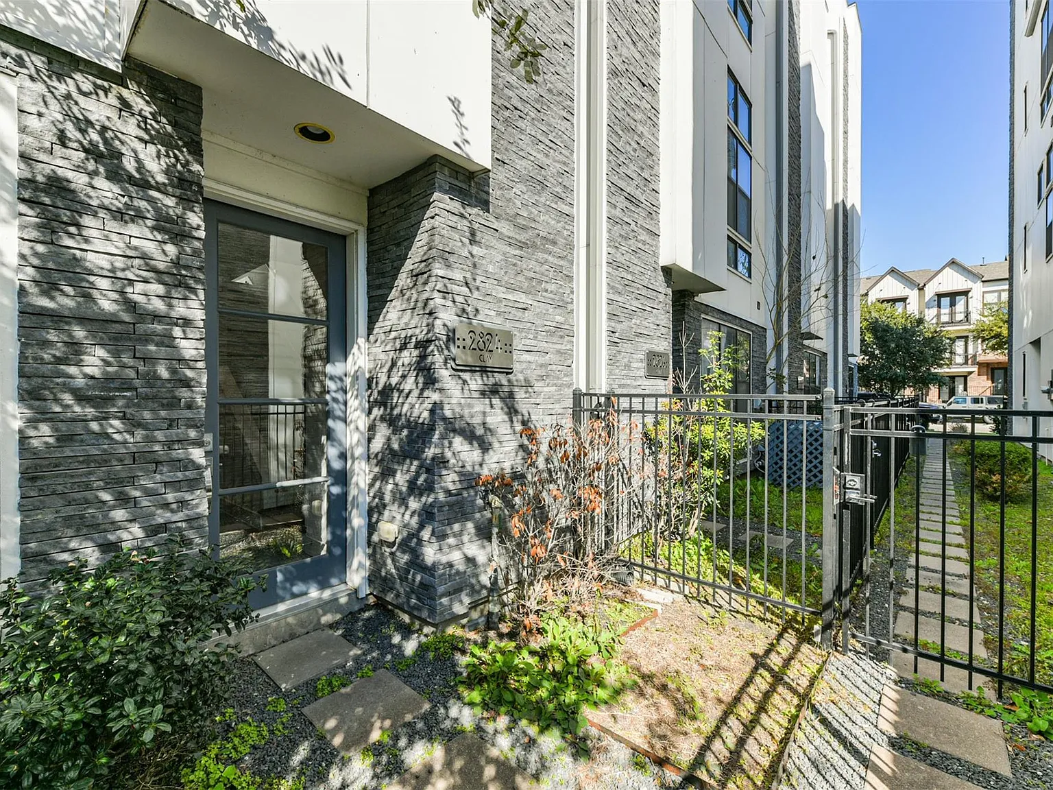 3 bed, 3.5 bath, 2059 sqft, $3,300 — Photo 3