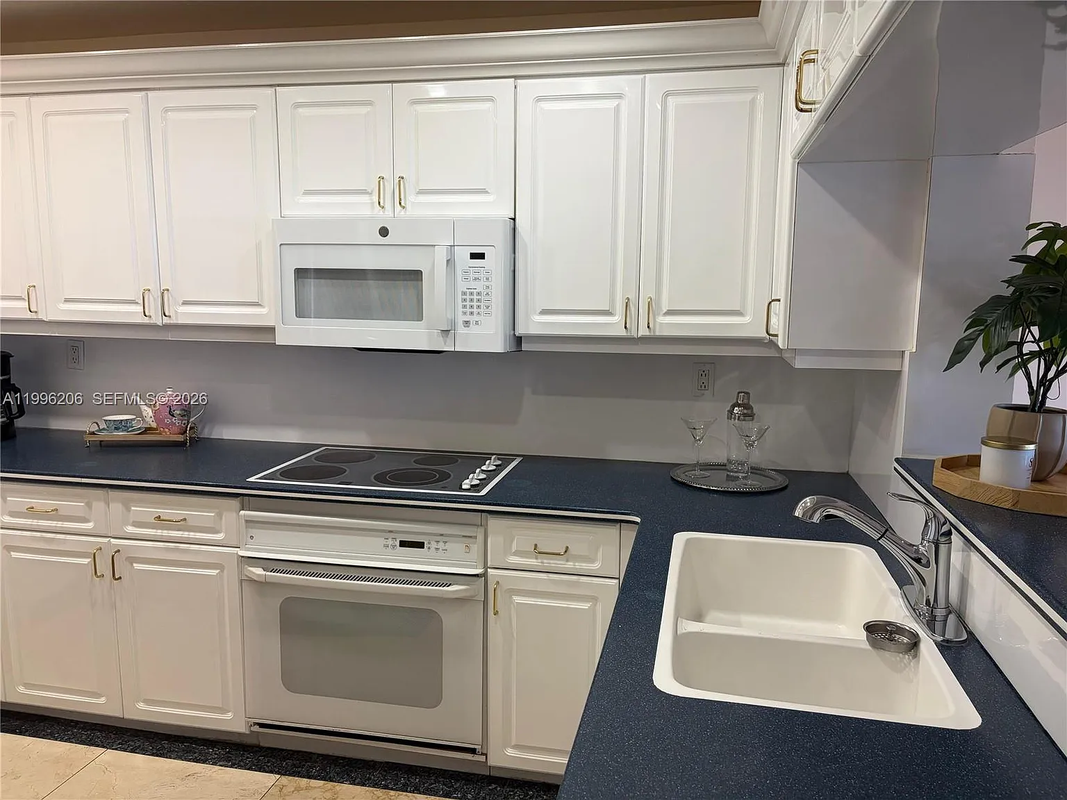 Venetia Condo — Photo 4