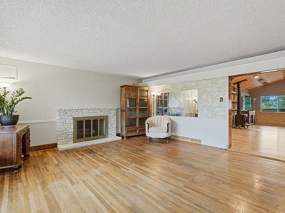4th image of 615 Millcreek Way