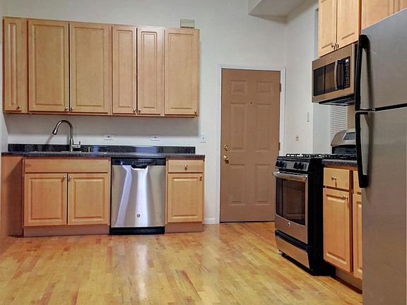 3rd image of 1037 N Wood St APT 2F