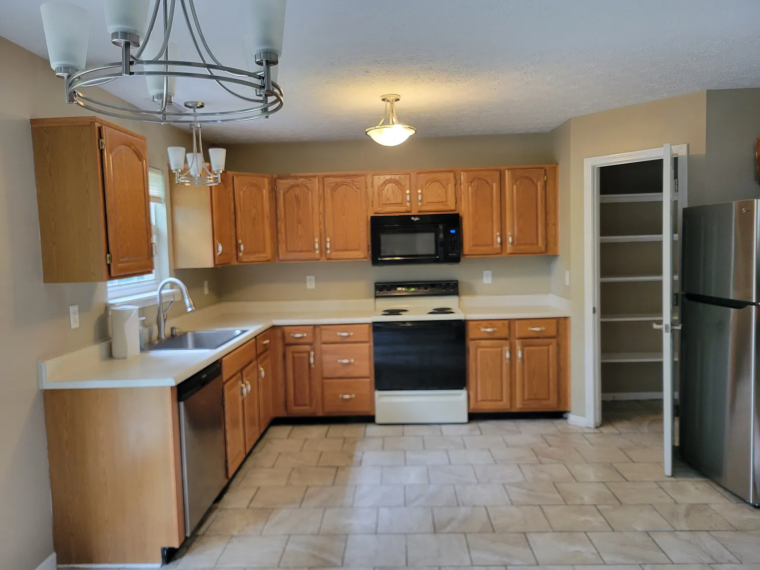 4 bed, 1438 sqft, $1,700 — Photo 4