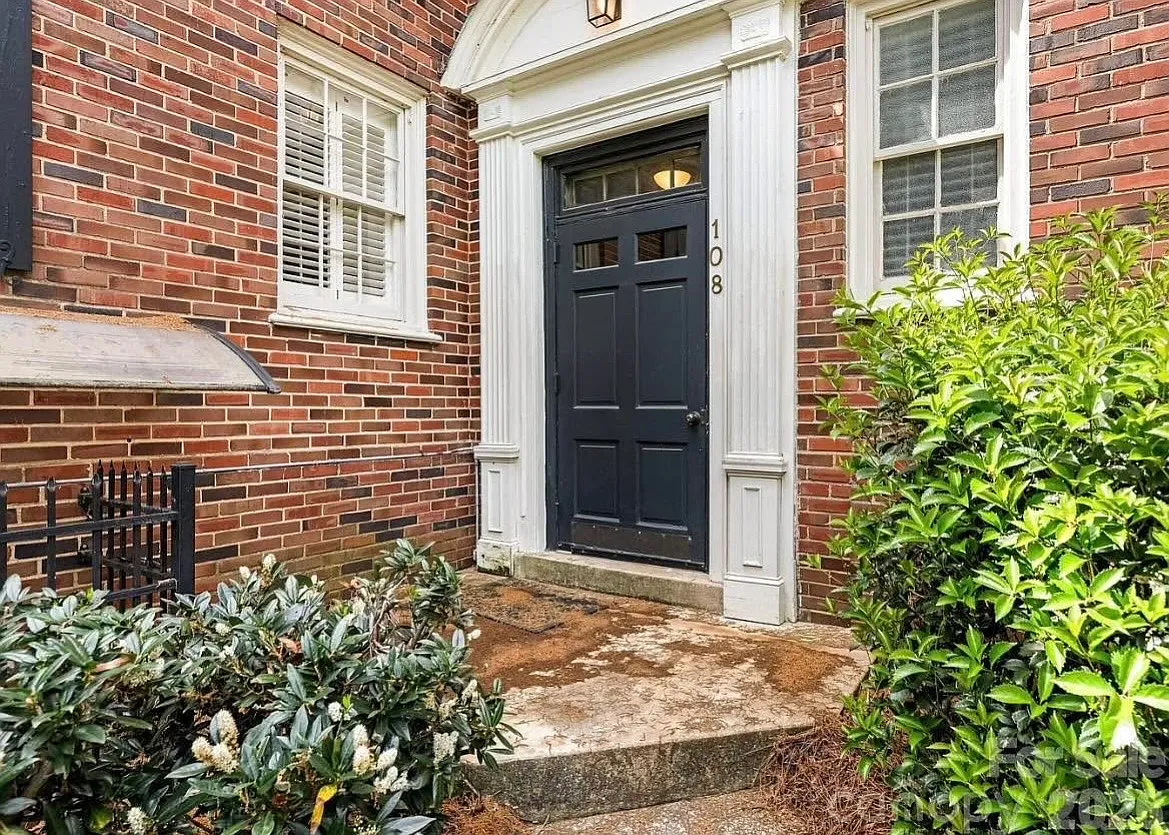 2 bed, 804 sqft, $1,900 — Photo 1