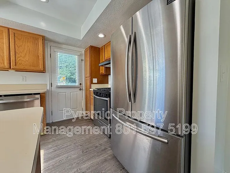 1091 Shepard Ln — Photo 8