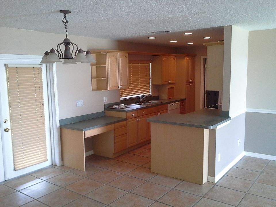 2nd image of 2080 SE Madison St