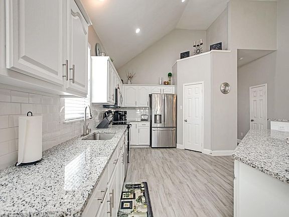 4th image of 3311 Calais Cir