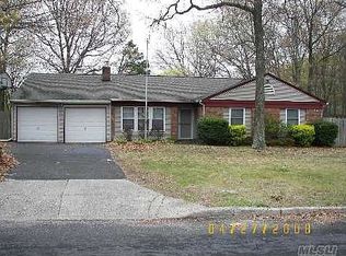 1 Corpine Ln, Coram, NY 11727