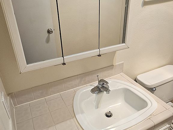 5th image of 280 Wells Ave APT O