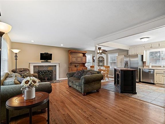 3rd image of 7624 W 88th St