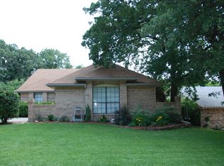402 Oakview Dr, Grand Prairie, TX 75050