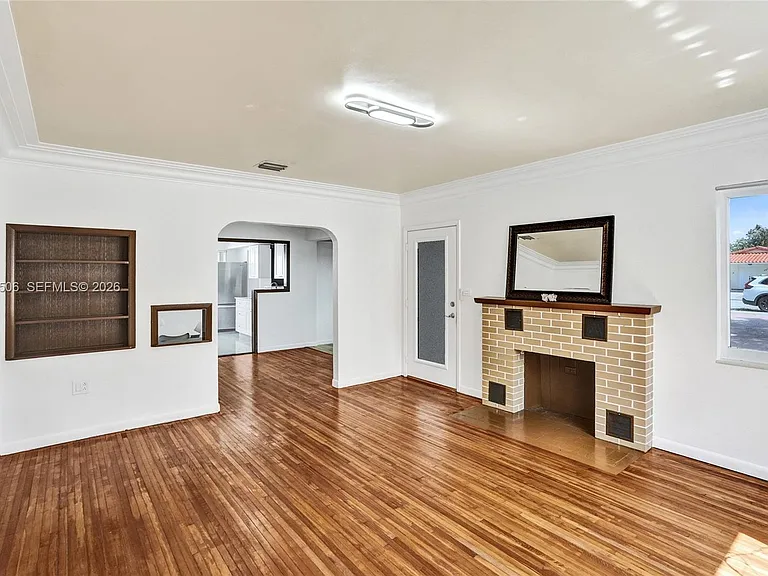 2420 SW 16th St — Photo 5