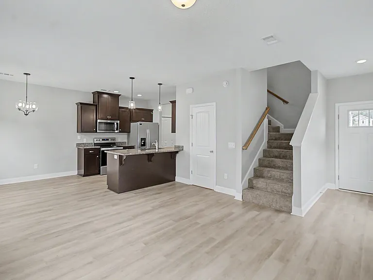 547 Fairview Cir — Photo 3