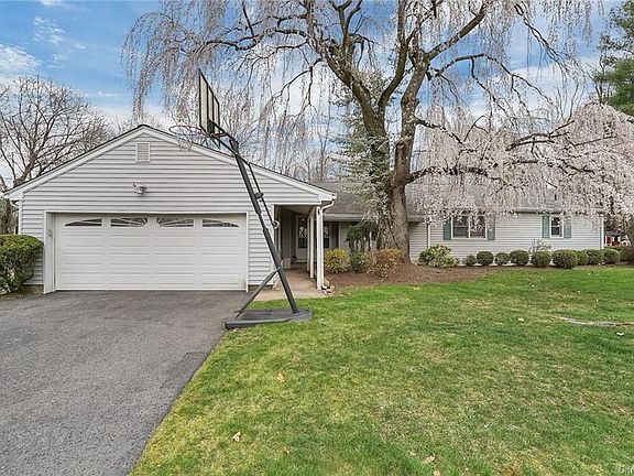 3rd image of 1 Canterbury Ln