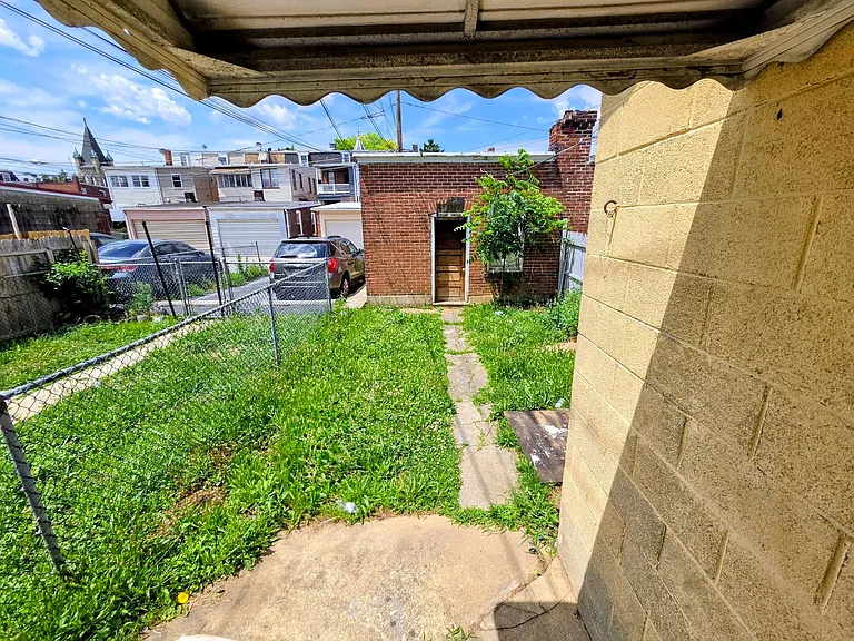 126 N Madison St — Photo 8