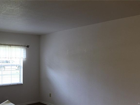 3rd image of 410 Poinsettia Ave