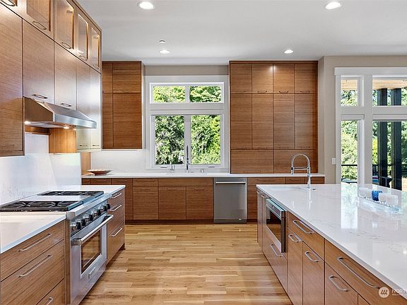 4th image of 2732 Parkway W