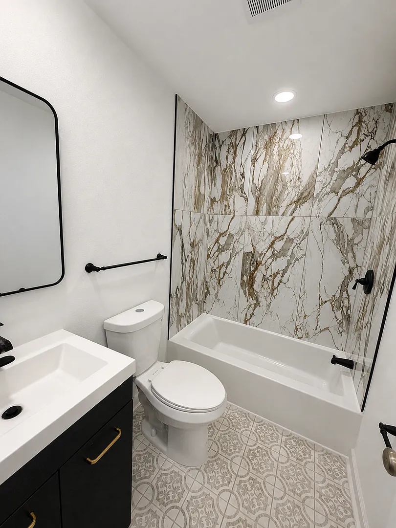 916 Clinton St — Photo 3