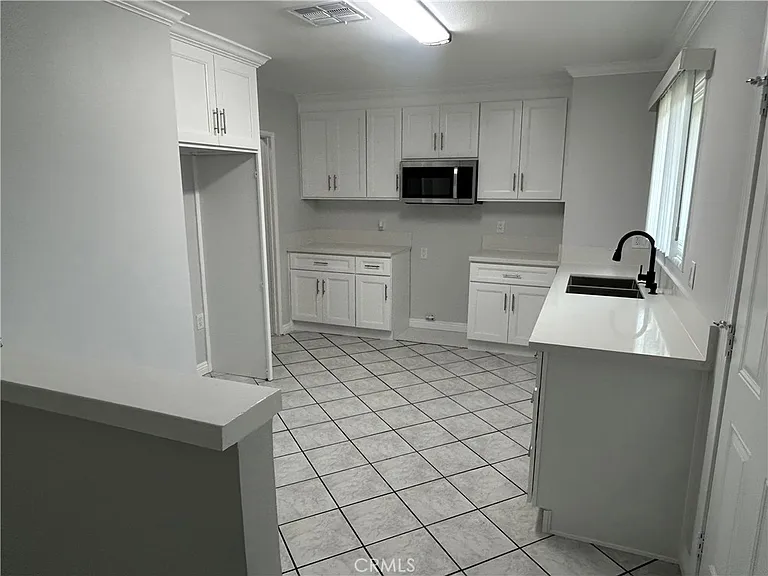 390 E Carter St — Photo 7