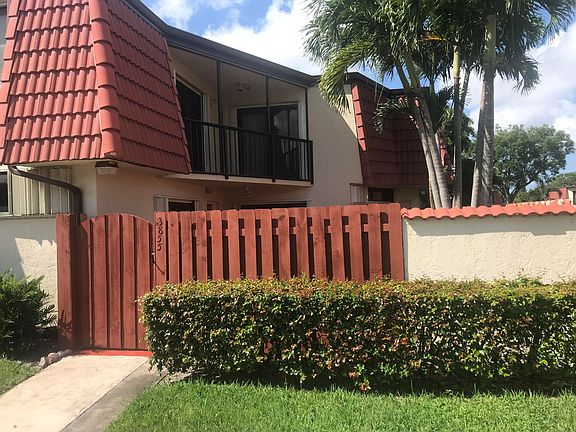 2nd image of 3855 Victoria Dr