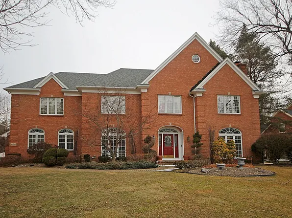 6211 Senate Cir, East Amherst, NY 14051