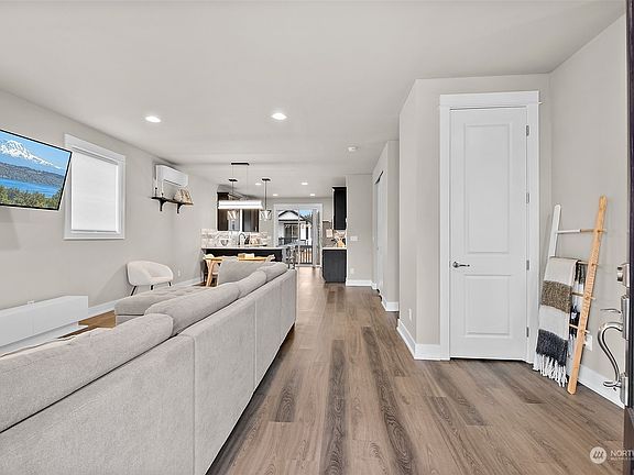 3rd image of 13318 Edmunds Parkway E