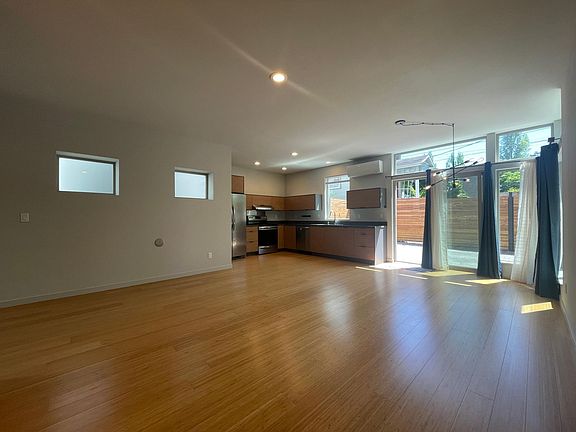 Open concept, kitchen/ living room