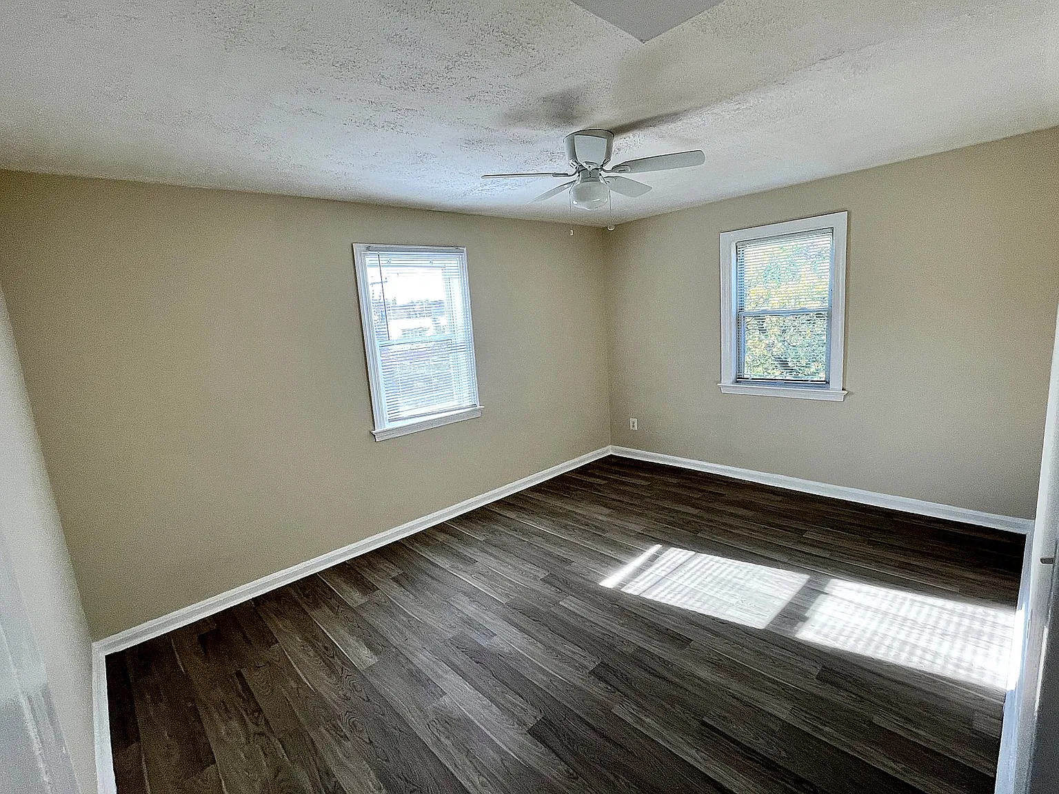 811 Barnaby St SE - 202 — Photo 3