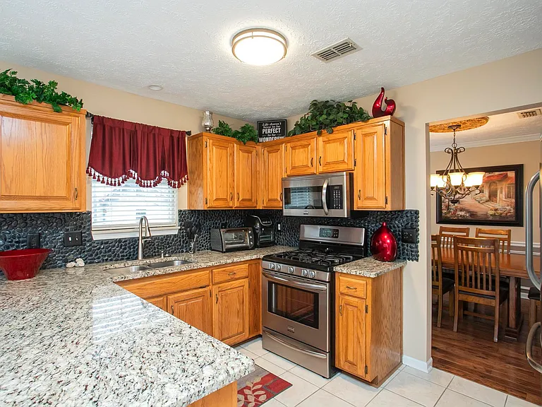 1508 Clover Ct — Photo 10