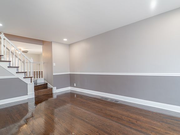 5th image of 10914 S Avenue B
