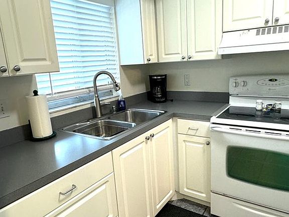 3rd image of 3719 Lake Bayshore Dr #A204