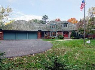 11 Oriole Ln, North Oaks, MN 55127