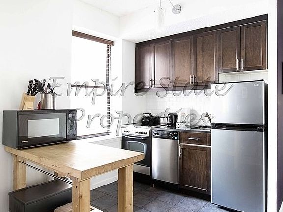 5th image of 150 W 51st St APT 1020