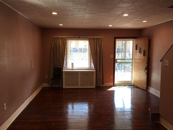 3rd image of 4765 Oakmont St